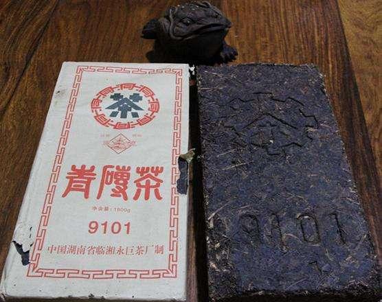 青砖茶价格多少钱一块,青砖茶，一杯宁静，一段旅程，一砖的价格与自然的馈赠