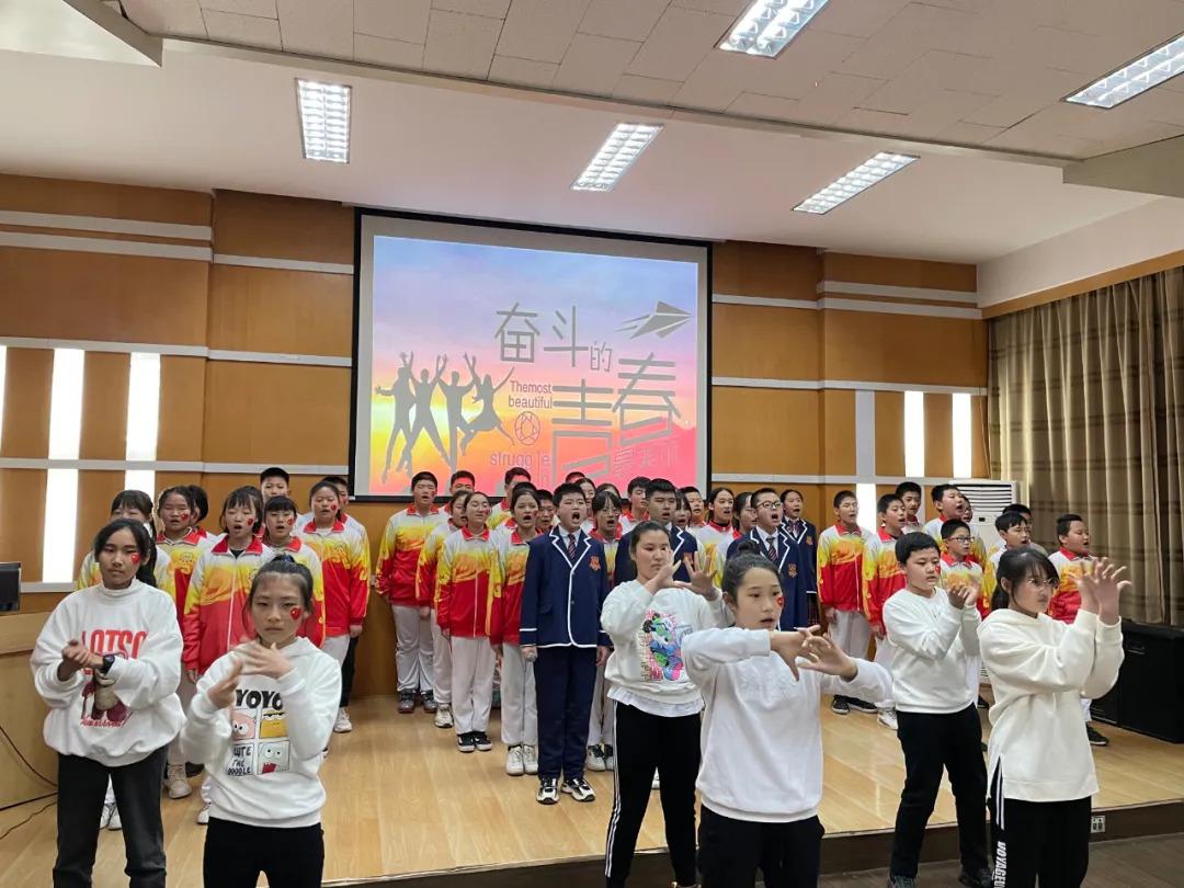 二年级朗诵比赛精彩瞬间，孩子们展现语言魅力的时刻视频记录