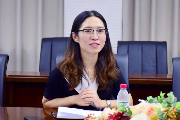 演员夏霞，小巷深处的独特邂逅之旅